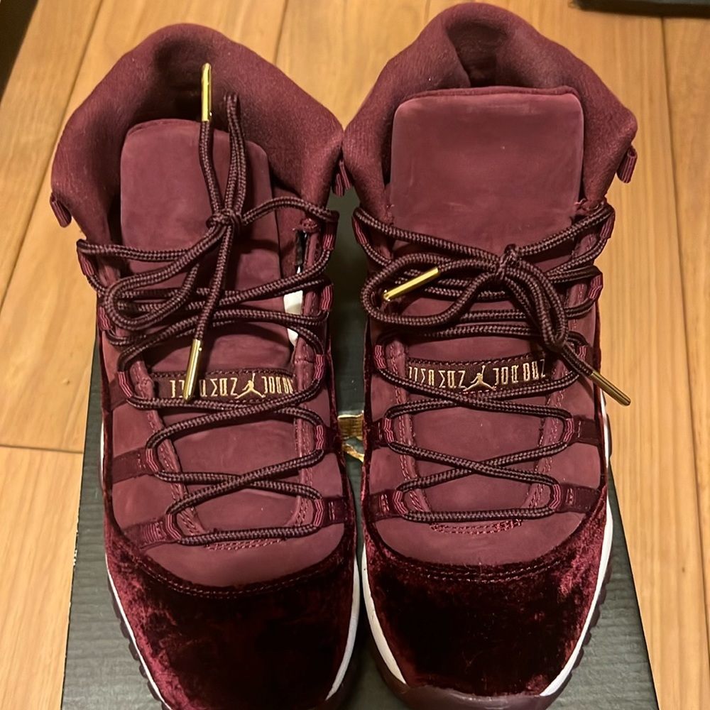 Jordan Retro 11 in burgundy / maroon sz 6.5Y in VERY GOOD condition